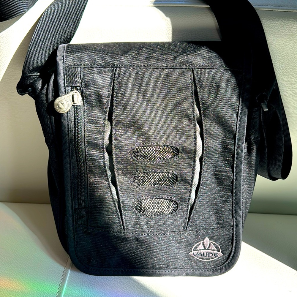 Vaude cross body bag, multi pocket, secure, small adjustable